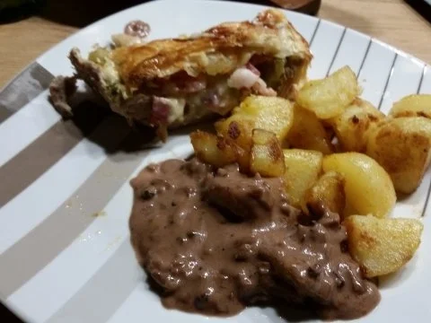Gefülltes Schweinefilet im Blätterteig mit Bratkartoffeln - Rezept
