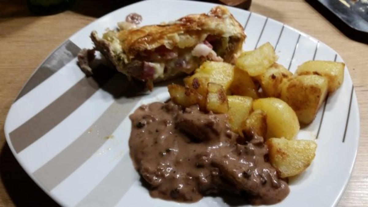 Gefülltes Schweinefilet im Blätterteig mit Bratkartoffeln - Rezept ...