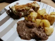 Gefülltes Schweinefilet im Blätterteig mit Bratkartoffeln - Rezept