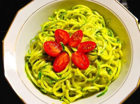 Rezept: Zucchininudeln mit indonesischer Currysauce Zucchininudeln mit indonesischer Currysauce - Rezept