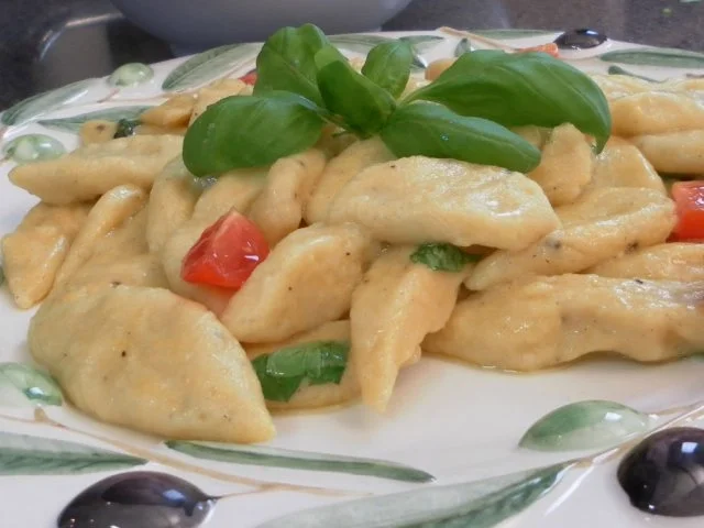 Rezept: Gnocchi mit Tomaten-Kapernsoße Gnocchi mit Tomaten-Kapernsoße - Rezept