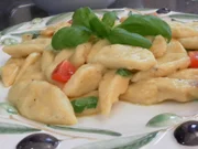 Gnocchi mit Tomaten-Kapernsoße - Rezept