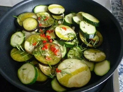 Rezept: Warmer Gemüsesalat mit gratiniertem Ziegenkäse Bild Nr. 3 Warmer Gemüsesalat mit gratiniertem Ziegenkäse - Rezept - Bild Nr. 3