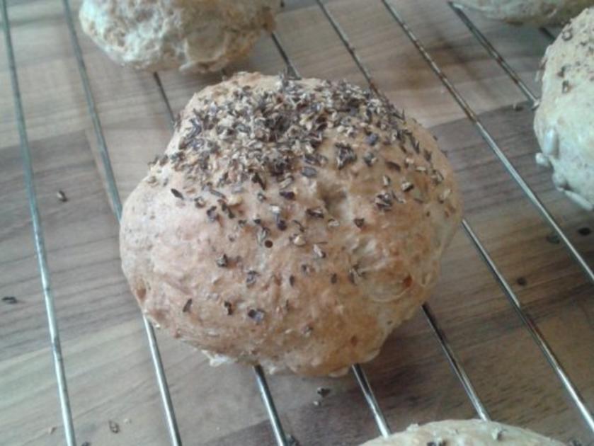 Dinkel Weizen Brötchen mit Vollkorn und Körnern - einfach - von ...