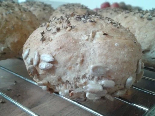 Dinkel-Weizen-Brötchen mit Vollkorn und Körnern - Rezept - Bild Nr. 2