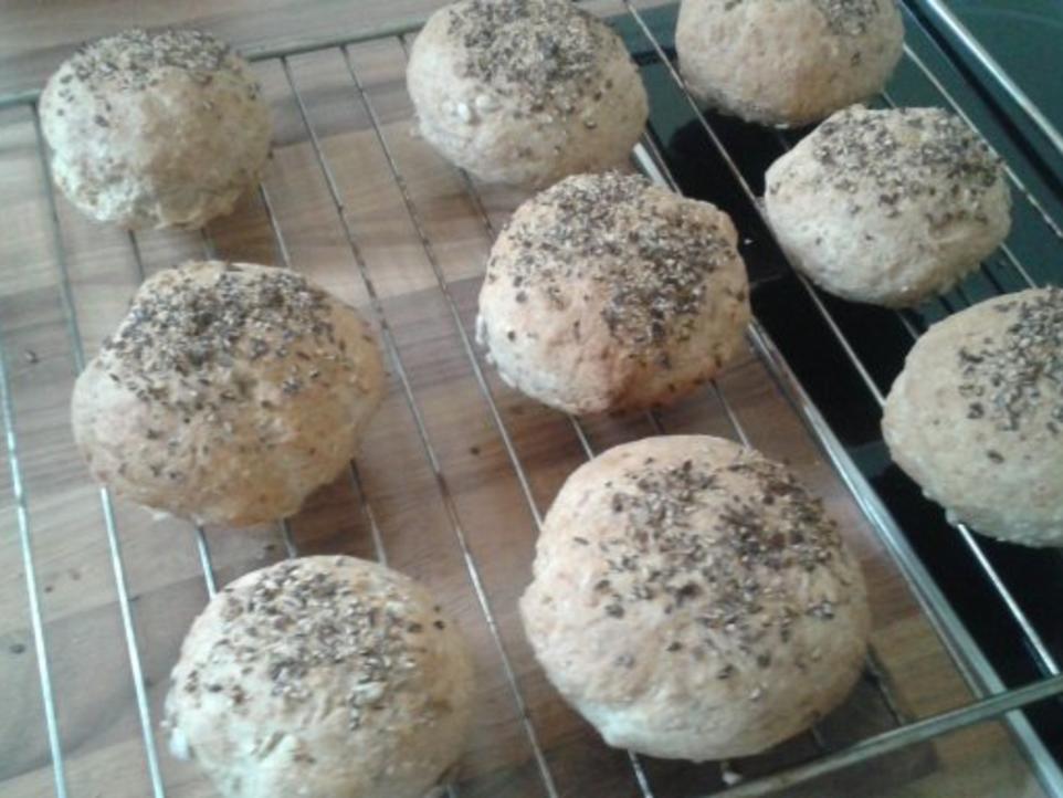 Dinkel Weizen Brötchen mit Vollkorn und Körnern - einfach - von ...