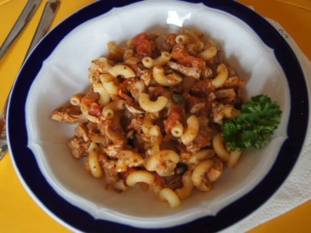 Rezept: Hörnchennudeln mit Tomaten-Thunfisch-Sauce Hörnchennudeln mit Tomaten-Thunfisch-Sauce - Rezept