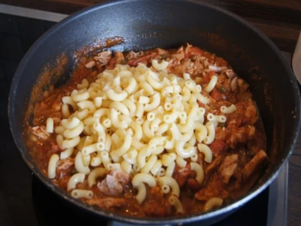 Rezept: Hörnchennudeln mit Tomaten-Thunfisch-Sauce Bild Nr. 12 Hörnchennudeln mit Tomaten-Thunfisch-Sauce - Rezept - Bild Nr. 12