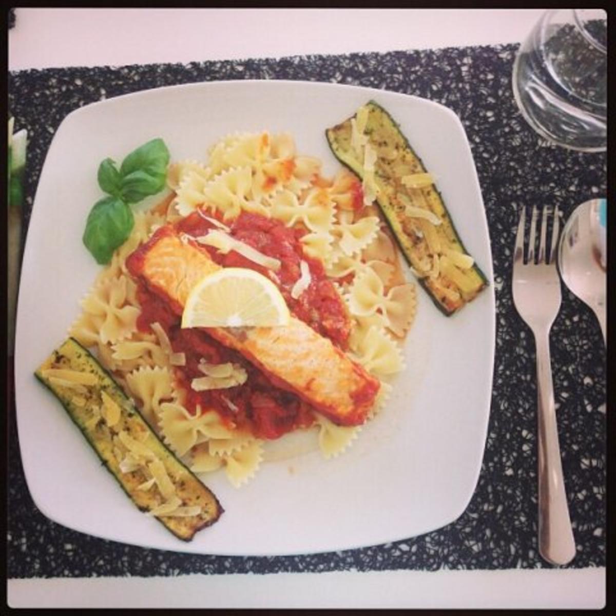 Lachs mit Tomatensauce - Rezept von kaitimo