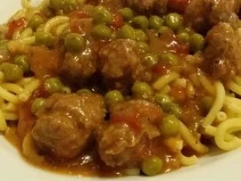 Gabelspaghetti mit Hackklößchen in pikanter Sauce - Rezept