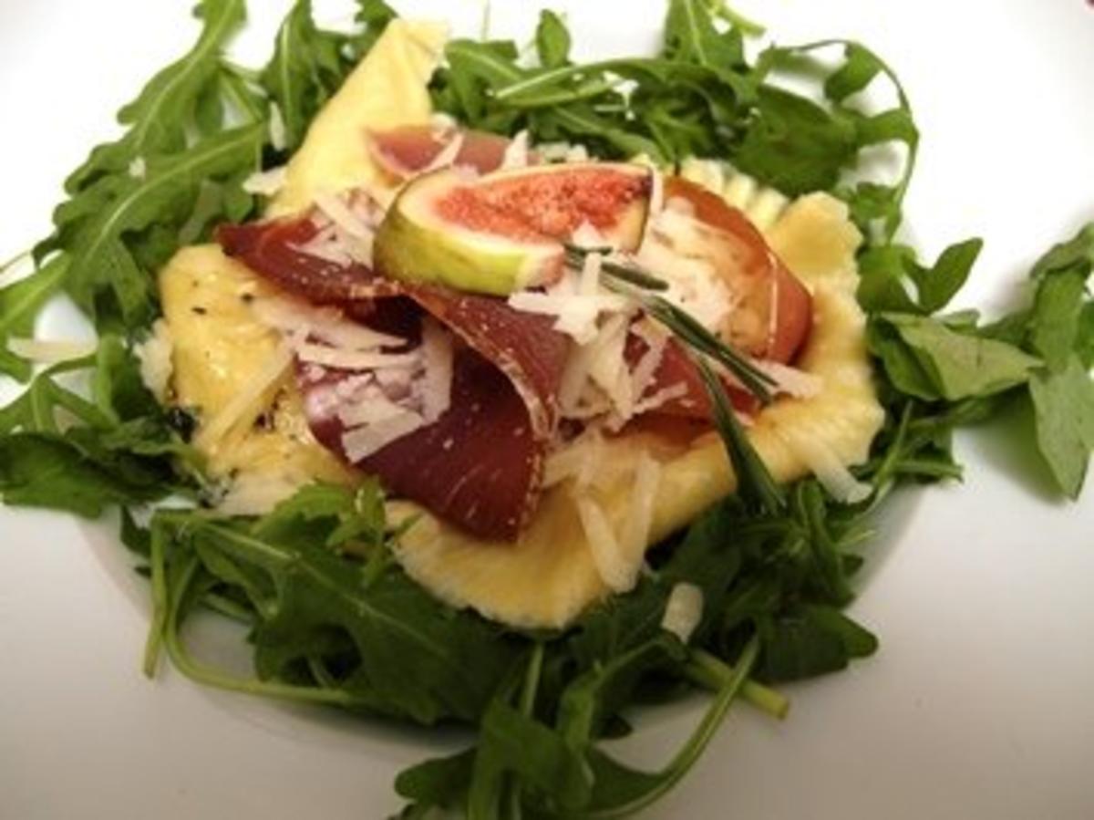 Bilder für Ziegenkäse-Ravioli gefüllt mit Feige an Rosmarin-Honig-Butter und Prosciutto - Rezept