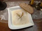 Rezept: Knoblauchschaumsuppe mit gebackenem Salbei Knoblauchschaumsuppe mit gebackenem Salbei - Rezept