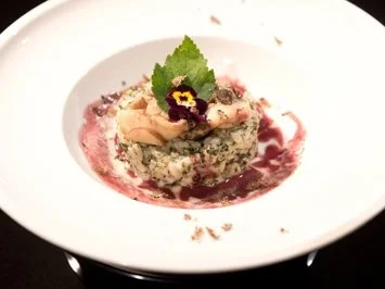 Rezept: Wildkräuterrisotto mit Garnelen, Rotweinbutter und Trüffelschaum (Carolin Birner) Wildkräuterrisotto mit Garnelen, Rotweinbutter und Trüffelschaum (Carolin Birner) - Rezept