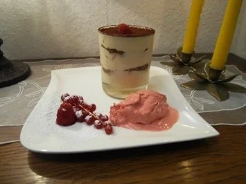 Weinbrand-Tiramisu mit Himbeereis - Rezept