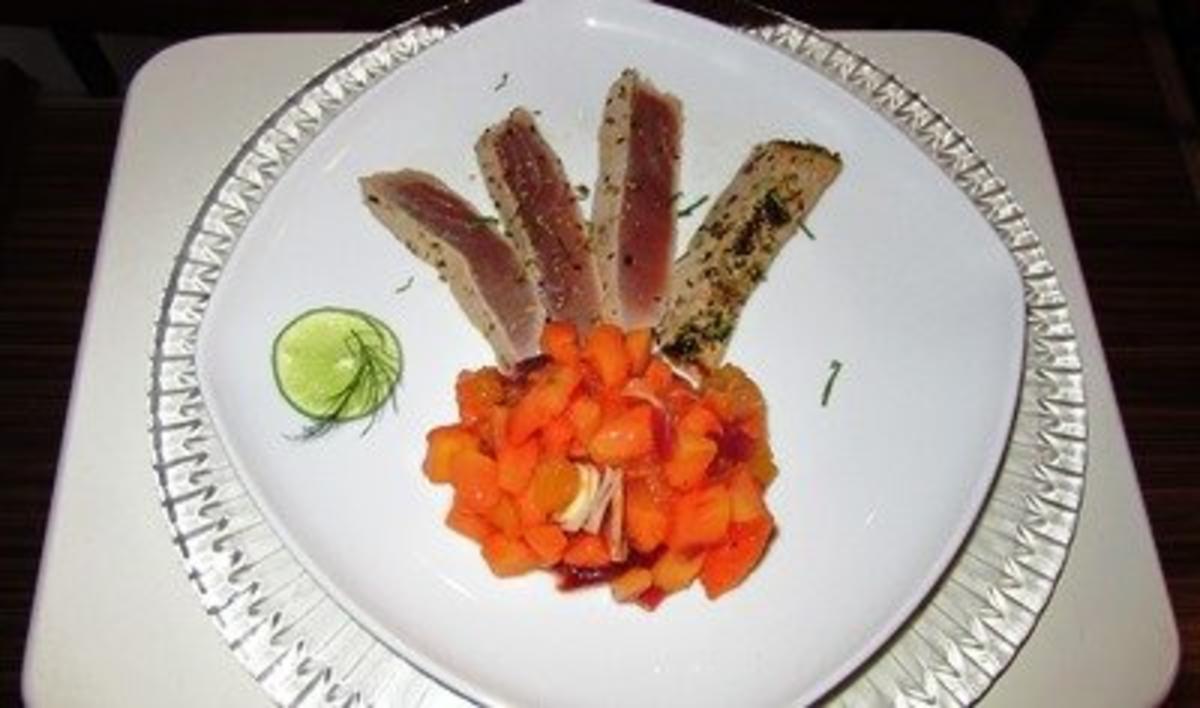 Lauwarmer Thunfisch mit Sesam-Koriander-Lack und scharfem Papaya-Salat - Rezept