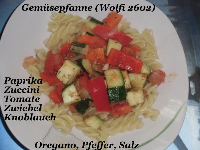 Gemüse : Paprika, Fleischtomate, Zucchini, Gemüsezwiebel, Knoblauch "geben sich die Ehre" - Rezept