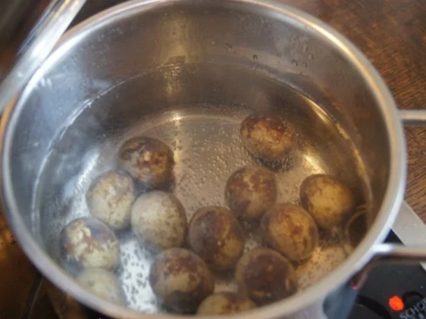 Wachteleier auf Frankfurter Grüne Soße mit gepellten Drillingen - Rezept - Bild Nr. 4