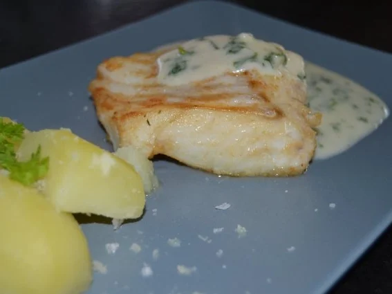 Mehlierte Dorschfilets an Petersiliensoße und Salzkartoffeln - Rezept