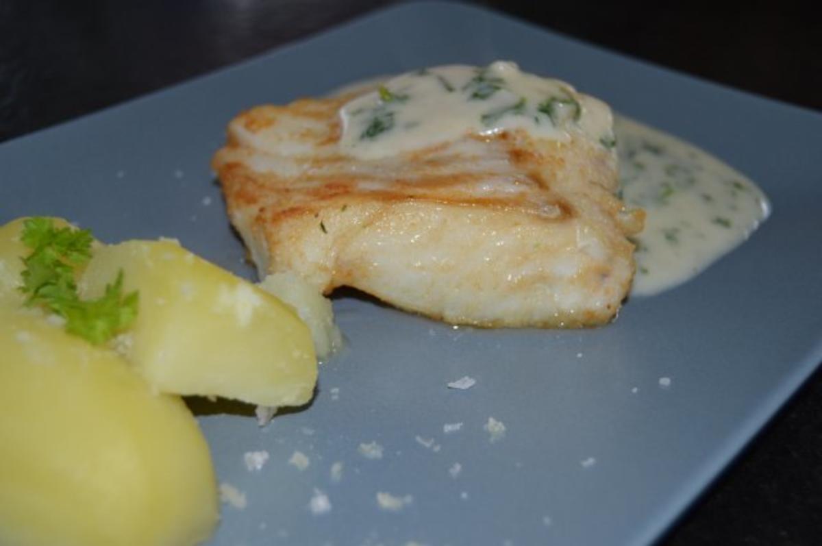 Mehlierte Dorschfilets an Petersiliensoße und Salzkartoffeln - Rezept ...