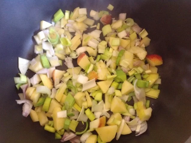 Rezept: Kartoffel-Porree-Apfelsuppe mit Hackbällchen Bild Nr. 4 Kartoffel-Porree-Apfelsuppe mit Hackbällchen - Rezept - Bild Nr. 4