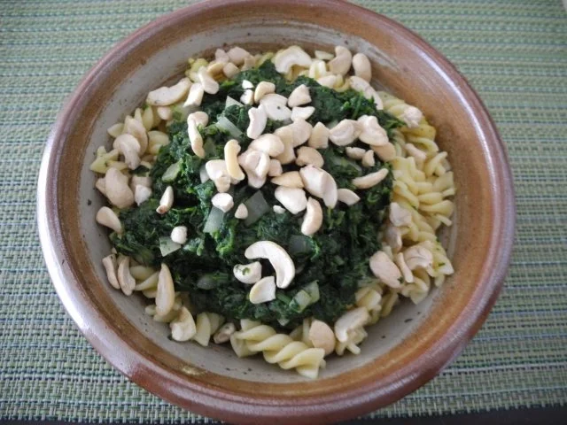 Fusili an Zwiebelspinat mit gehackten Cashewnüssen - Rezept