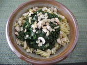 Fusili an Zwiebelspinat mit gehackten Cashewnüssen - Rezept