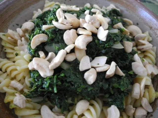 Fusili an Zwiebelspinat mit gehackten Cashewnüssen - Rezept - Bild Nr. 2