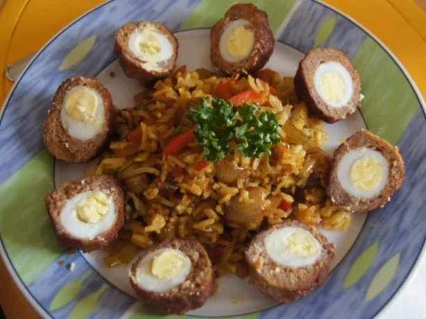 Rezept: Wachteleier-Mettbällchen auf Gemüsereis Wachteleier-Mettbällchen auf Gemüsereis - Rezept