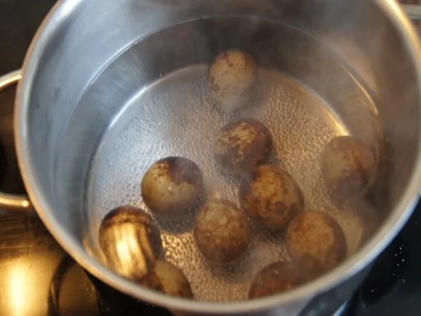 Rezept: Wachteleier-Mettbällchen auf Gemüsereis Bild Nr. 3 Wachteleier-Mettbällchen auf Gemüsereis - Rezept - Bild Nr. 3