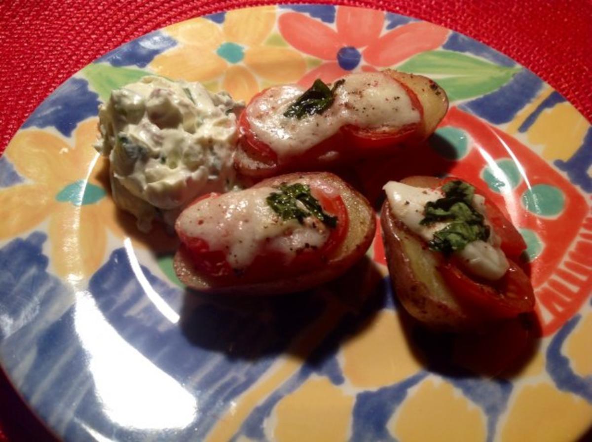 Ofenkartoffeln mit Tomate Mozzarella und ein Quark-Dip - Rezept