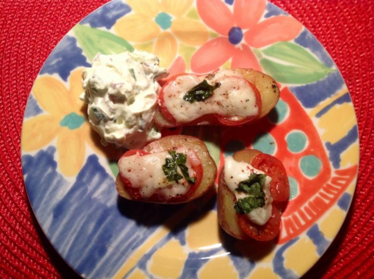 Ofenkartoffeln mit Tomate Mozzarella und ein Quark-Dip - Rezept - Bild Nr. 2