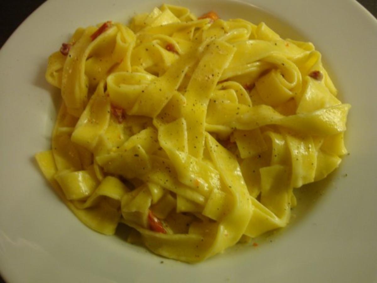 Bandnudeln mit Paprika in Parmesan-Sahne - Rezept