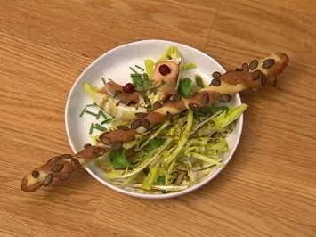 Rezept: Löwenzahnsalat mit Ziegenkäse und Kürbiskernstangerl (Vorspeise Willi Gabalier) Löwenzahnsalat mit Ziegenkäse und Kürbiskernstangerl (Vorspeise Willi Gabalier) - Rezept