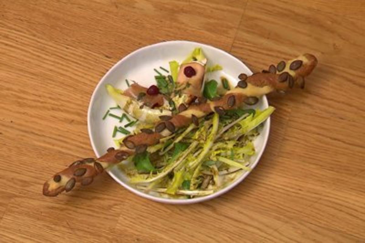 Löwenzahnsalat mit Ziegenkäse und Kürbiskernstangerl (Vorspeise Willi
Gabalier) - Rezept von Das perfekte Promi Dinner