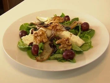 Salat der Saison mit gebackenem Ziegenkäse, Birne und Walnuss (Vorspeise Christian Polanc) - Rezept
