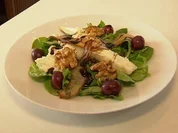 Salat der Saison mit gebackenem Ziegenkäse, Birne und Walnuss (Vorspeise Christian Polanc) - Rezept