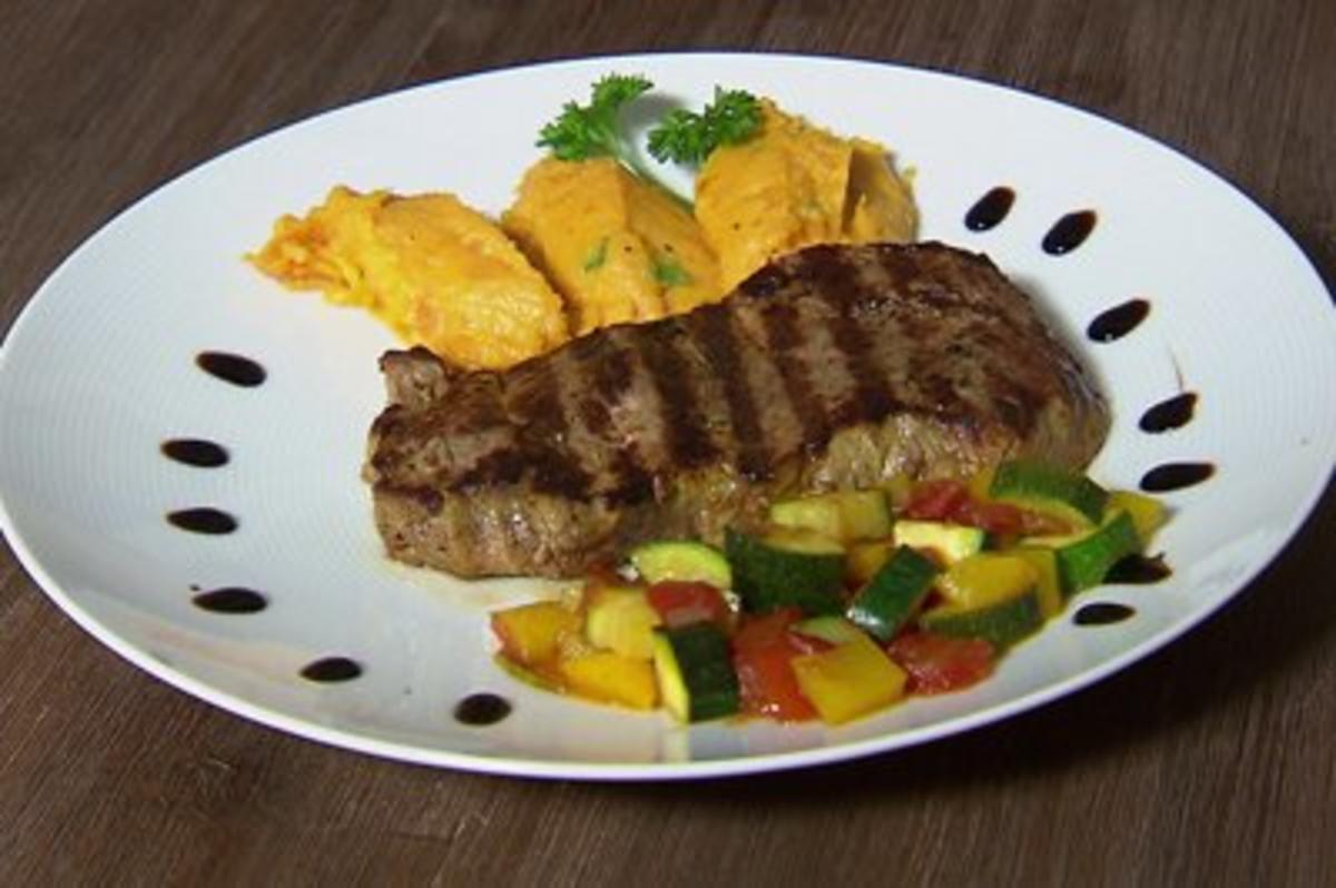 Filet Steak mit Süßkartoffel-Karotten-Püree, Gemüse &amp; Sour Cream ...