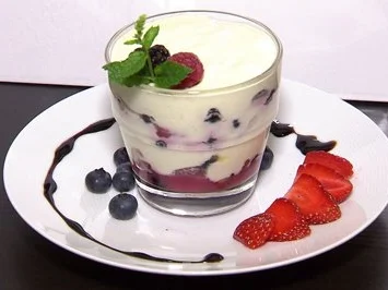 Rezept: Vanille-Mascarpone-Creme mit frischen Beeren (Nachspeise Christian Polanc) Vanille-Mascarpone-Creme mit frischen Beeren (Nachspeise Christian Polanc) - Rezept