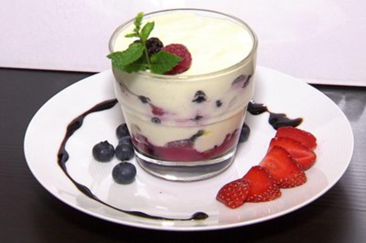 Bilder für Vanille-Mascarpone-Creme mit frischen Beeren (Nachspeise Christian Polanc) - Rezept