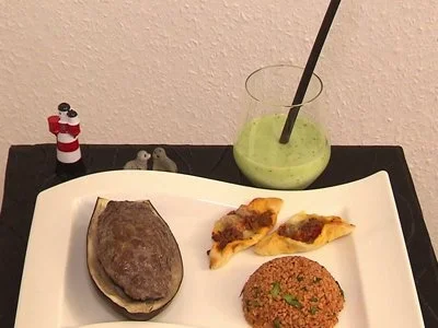 Gefüllte Hackfleischschiffchen mit Bulgurreis und kalter Gurkensuppe - Rezept