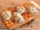 Überbackene Schnitzel auf Tomaten-Nudeln - Rezept