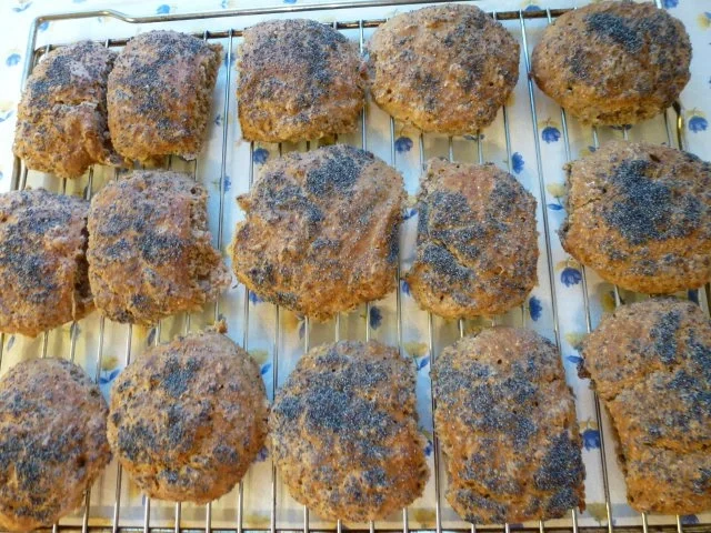 Rezept: Roggen-Dinkel-Mohnbrötchen Roggen-Dinkel-Mohnbrötchen - Rezept