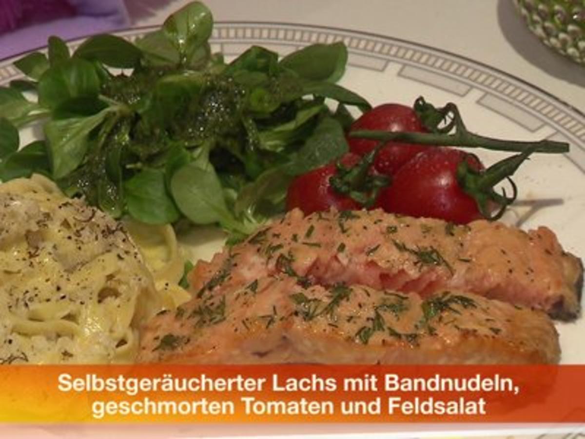 Selbst geräucherter Lachs mit geschmorten Tomaten, Bandnudeln und Feldsalat - Rezept