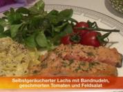 Selbst geräucherter Lachs mit geschmorten Tomaten, Bandnudeln und Feldsalat - Rezept