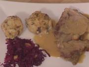 Senfkrustenbraten mit Brezen-Speck-Knödel und Apfelrotkraut - Rezept