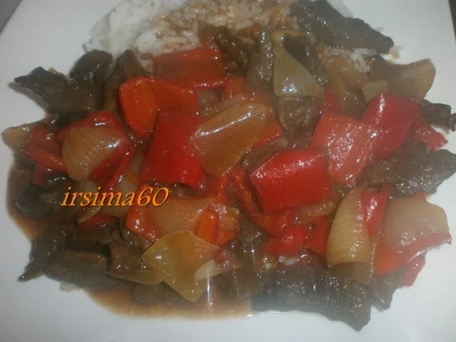 Pikantes Rindfleisch mit Paprika und Zwiebeln - Rezept