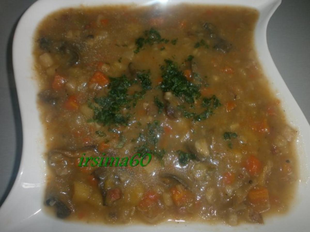 Kartoffelsuppe von roten Kartoffeln mit getrockneten Steinpilzen ...