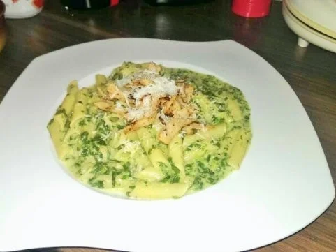 Penne in Spinatsoße und karamelisierten Hähnchenbrustfiletstreifen - Rezept