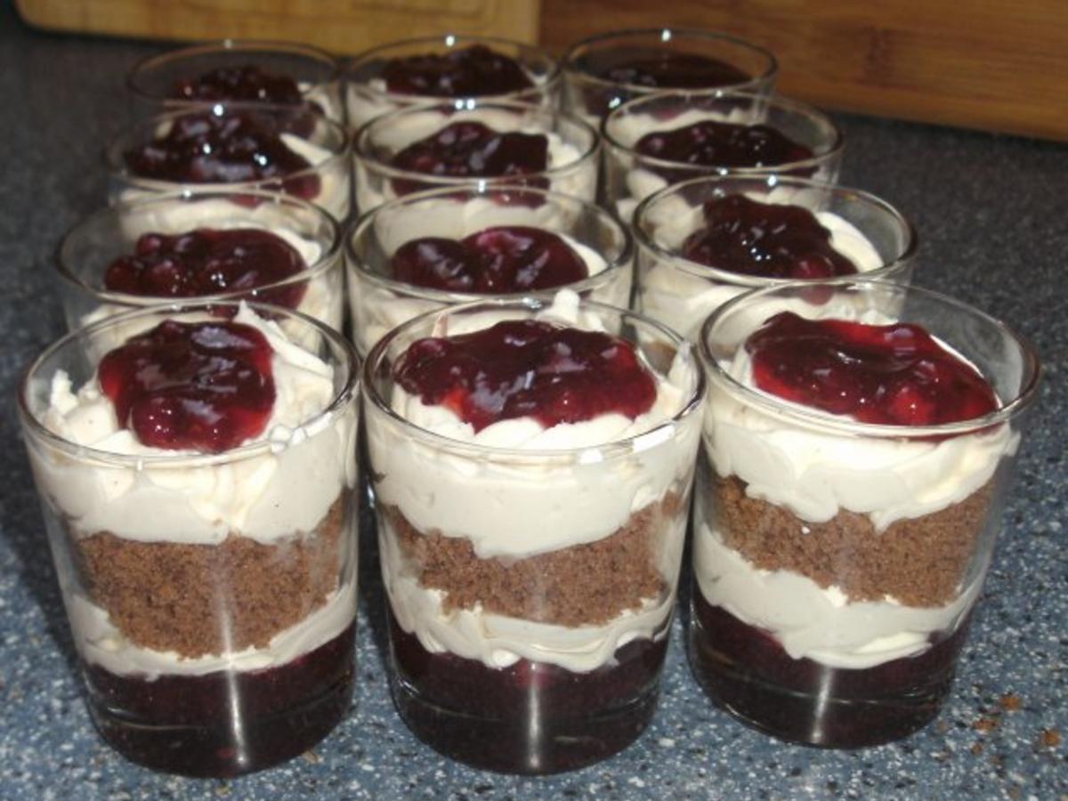 Preiselbeercreme mit Cantuccini - Rezept - kochbar.de