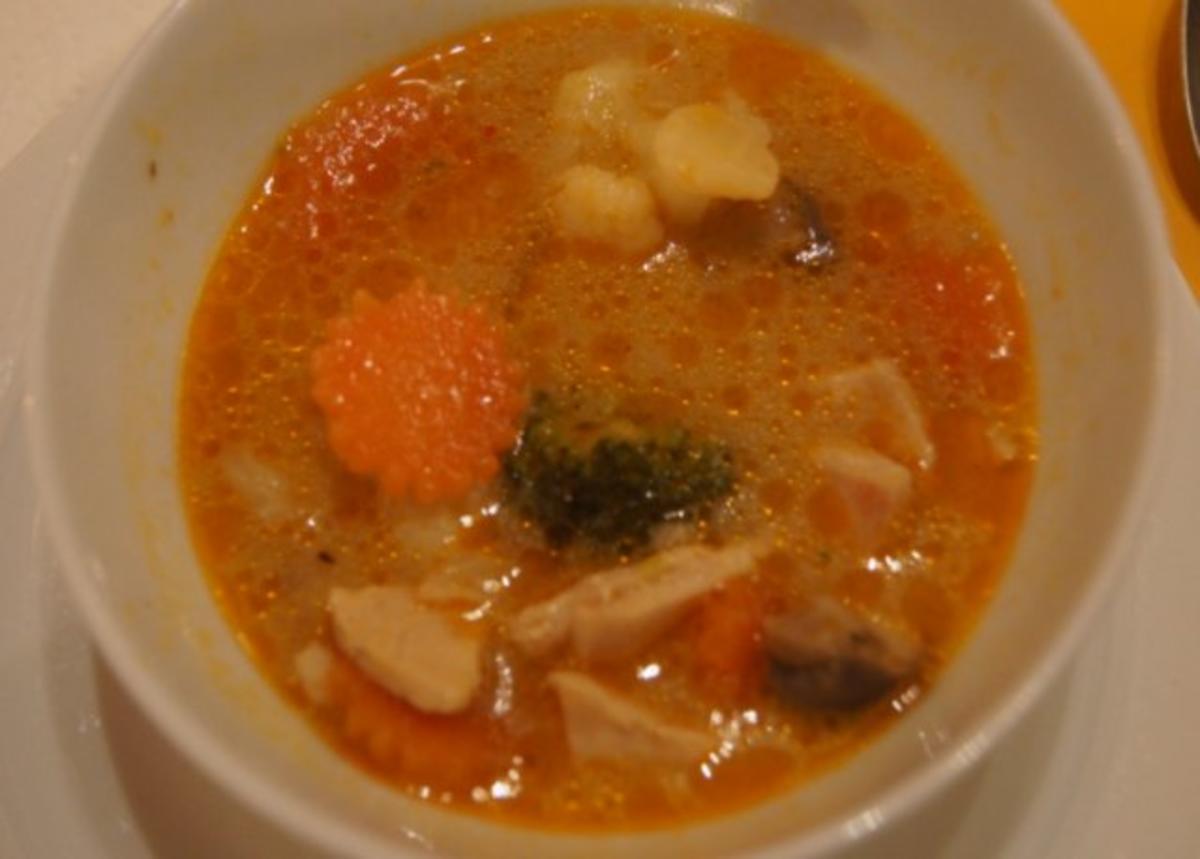 Curry-Suppe mit Hähnchenbrustfilet und Gemüse - Rezept - kochbar.de